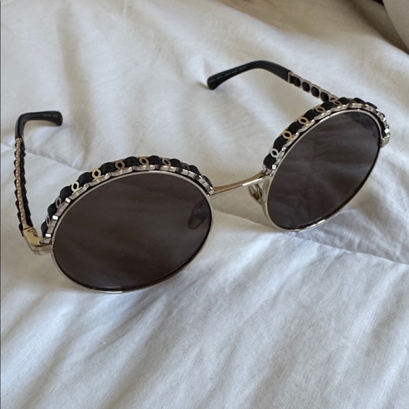 NEW CHANEL ROUND SUNGLASSES WITH CHAIN TRIM DETAIL - Picture 3 of 11